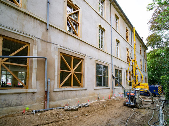 Vue sur la façade en cours de traitement par jet grouting